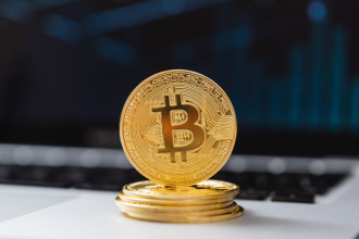 Ediney Jara de Oliveira analisa como CBDCs, criptomoedas e fintechs estão redefinindo a dinâmica e a competitividade do mercado financeiro.