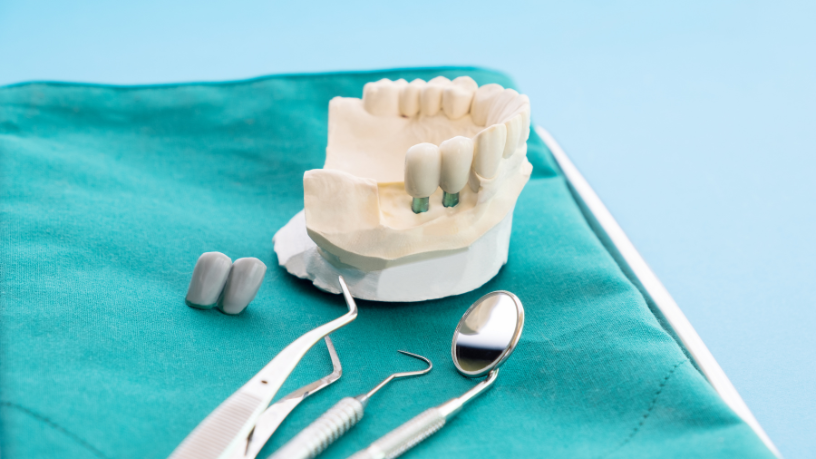 Dr. Haeckel Cabral apresenta as possibilidades dos implantes faciais.