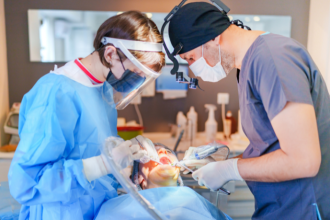 Implantes faciais, seus riscos e critérios de indicação com Dr. Haeckel Cabral.