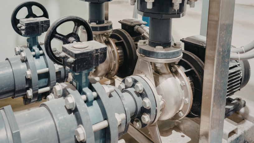 A tecnologia da Liderroll permite manobrar tubos múltiplos e otimiza montagem em áreas congestionadas, trazendo eficiência à engenharia moderna. Conteúdo de Paulo Roberto Gomes Fernandes.