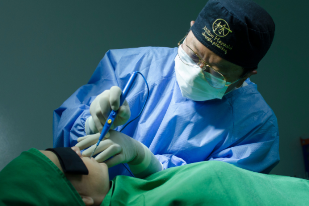 A rinoplastia estruturada exige cuidados no pós-operatório para reduzir complicações, destaca Milton Seigi Hayashi.