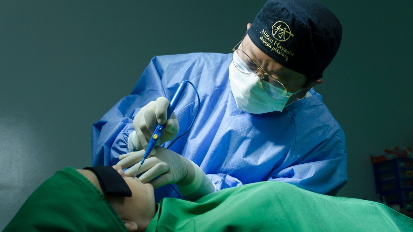 A rinoplastia estruturada exige cuidados no pós-operatório para reduzir complicações, destaca Milton Seigi Hayashi.