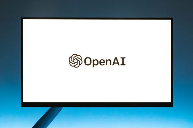 Logo da OpenAI exibido em um monitor diante de um fundo azul em degradê