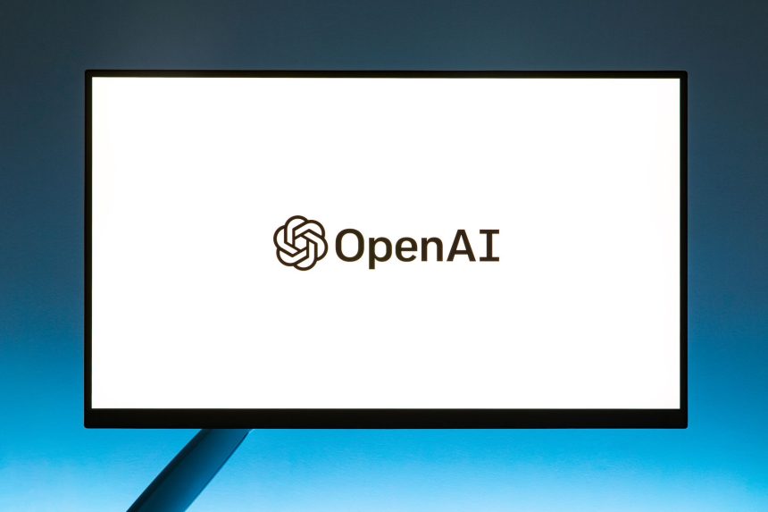 Logo da OpenAI exibido em um monitor diante de um fundo azul em degradê