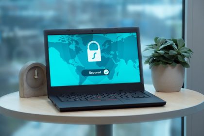 Laptop exibindo um ícone de cadeado sobre uma mesa, em uma composição que remete à segurança e à proteção de dados digitais.
