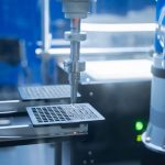 Braço robótico automatizando processos em um laboratório de pesquisa.
