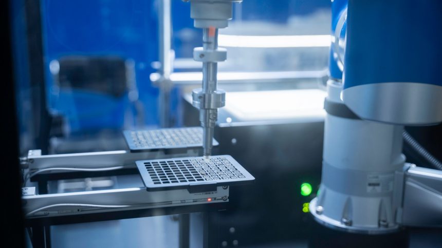 Braço robótico automatizando processos em um laboratório de pesquisa.