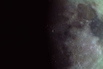 Detalhe da superfície da Lua, com crateras e texturas lunares visíveis.