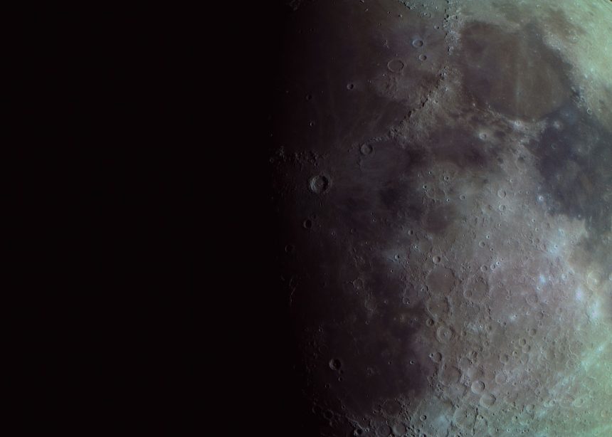 Detalhe da superfície da Lua, com crateras e texturas lunares visíveis.