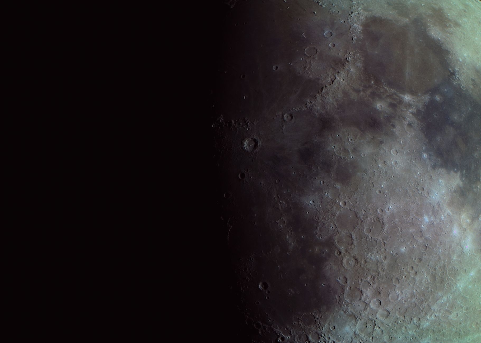 Detalhe da superfície da Lua, com crateras e texturas lunares visíveis.