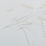 Rede neural digital com conexões luminosas e fluxos de dados em uma composição abstrata.