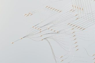 Ilustração abstrata de redes neurais digitais conectadas e fluxos de dados em tons azulados.