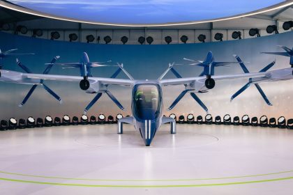 Protótipo futurista de aeronave elétrica com hélices exposto em ambiente interno.