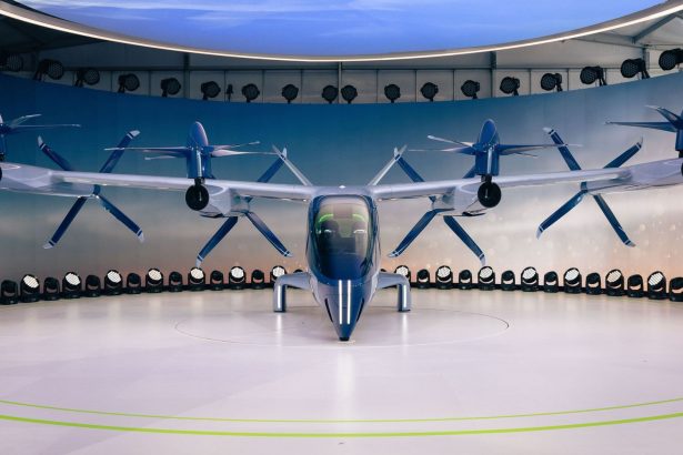 Protótipo futurista de aeronave elétrica com hélices exposto em ambiente interno.