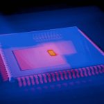 Imagem abstrata de um microchip com cores de mapa térmico, representando inovação tecnológica e inteligência artificial