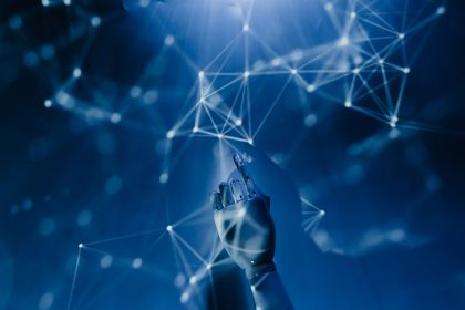 Mão robótica interage com uma rede digital azul, em representação abstrata de inteligência artificial e tecnologia.