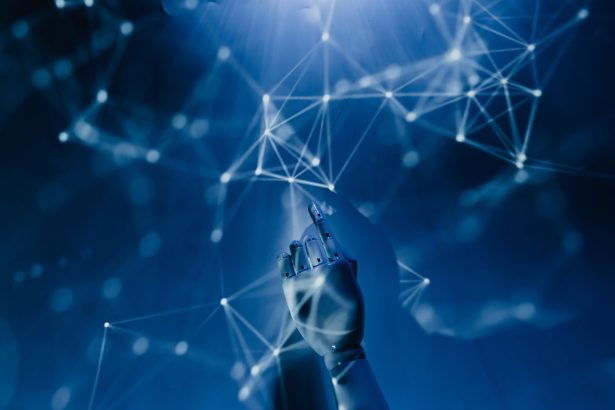Mão robótica interage com uma rede digital azul, em representação abstrata de inteligência artificial e tecnologia.
