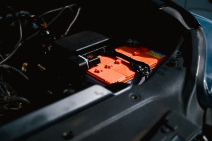 Bateria de carro elétrico instalada no compartimento do motor, representando o uso industrial de minerais críticos em tecnologias de baixo carbono