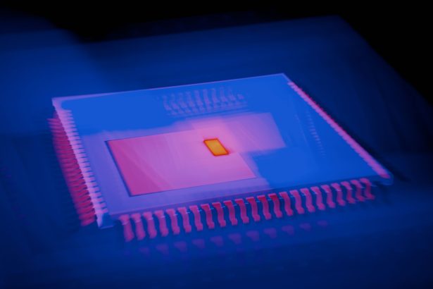 Imagem abstrata de um microchip com cores de mapa térmico, representando inovação tecnológica e inteligência artificial