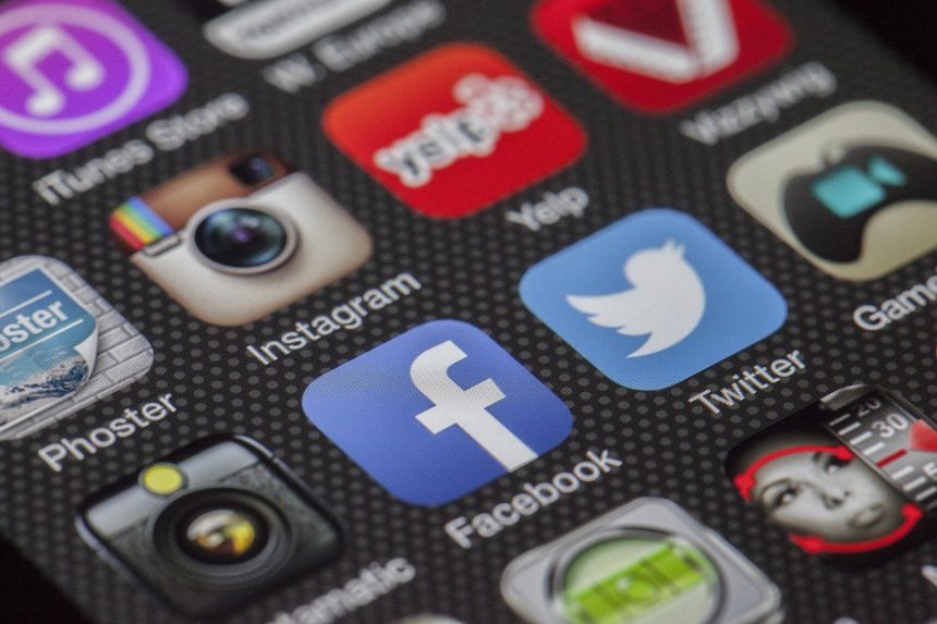 Smartphone exibindo ícones de aplicativos e redes sociais na tela.